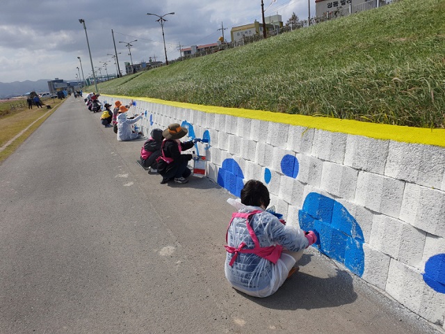 ▲ 여성친화도시 시민참여단은 지송도동 형산강 둔치 산책길에 벽화 도색 작업을 실시했다.ⓒ포항시