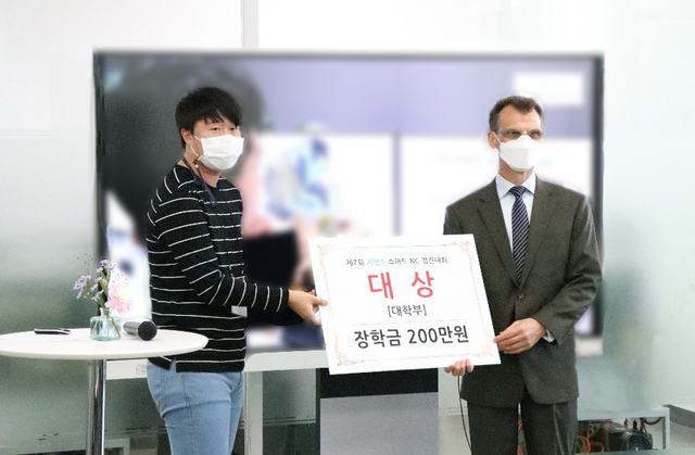 ▲ 영진전문대학교 김형빈 학생(컴퓨터응용기계계열, 2년)이 이달 7일 경남 창원 지멘스 기술지원센터에서 열린 ‘제7회 지멘스 스마트 NC 경진대회’시상식서 대학생 부문 최고상인 대상을 수상했다. 사진은 김형빈 학생(왼쪽)이 토마스 슈미드 한국지멘스 디지털 인더스트리(DI) 부문 대표로부터 상을 받는 모습.ⓒ영진전문대