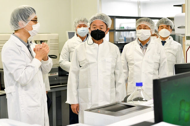 ▲ 이철우 경상북도지사(왼쪽 두번째)가 12일 코로나19 백신 개발과 생산 준비상황을 직접 확인하고 현장 목소리를 듣기 위해 에스케이(SK)바이오사이언스 안동공장을 방문했다.ⓒ경북도
