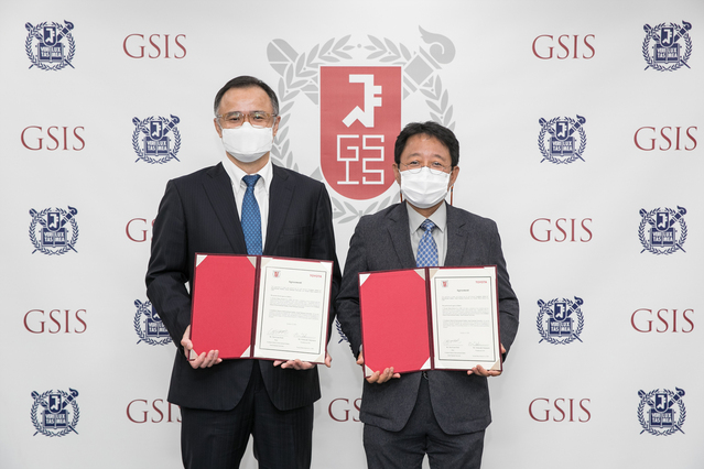 ▲ 한국토요타자동차 타케무라 노부유키 사장(왼쪽)과 서울대 국제대학원 박태균 원장(오른쪽)이 후원 협약을 체결했다.ⓒ한국토요타