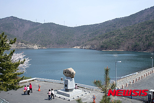 ▲ 삼랑진양수발전소가 하부의 호수 물을 상부 호수로 끌어올려 물을 떨어뜨려 그 낙차를 이용, 전기 생산을 위해 건설한 천태호. ⓒ뉴시스