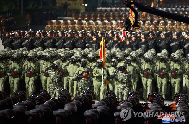 ▲ 지난 10일 열병식 중 등장한 북한군 화생방 부대. 북한군의 전반적인 모습은 중국 인민해방군과 비슷했다. ⓒ연합뉴스. 무단전재 및 재배포 금지.