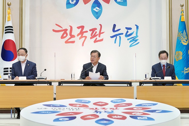 ▲ 문재인 대통령이 13일 오전 청와대 영빈관에서 열린 '제2차 한국판 뉴딜 전략회의'에 참석해 발언하고 있다. ⓒ청와대