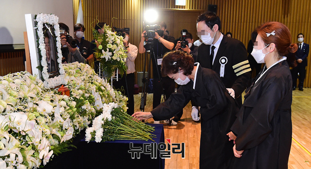 ▲ 故 박원순 서울특별시장 영결식이 7월 13일 오전 서울 중구 서울시청에서 열린 가운데 박 시장의 부인 강난희 씨 등 유족들이 헌화를 하고 있다. ⓒ공동취재단