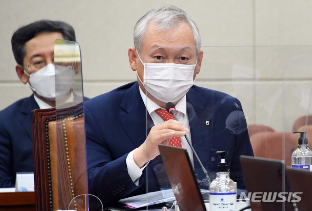 ▲ 정영채(사진) NH 투자증권 대표가 13일 국회 정무위원회 국정감사에서 증인으로 나와 옵티머스 자산운용(옵티머스)의 펀드 판매에 NH 투자증권 경영진이 관여하지 않았다고 밝혔다. ⓒ뉴시스