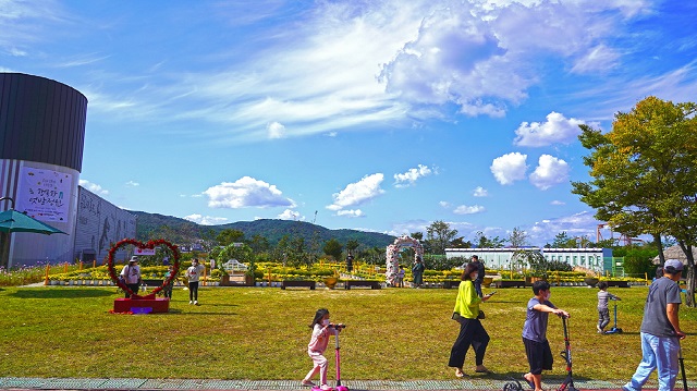 ▲ 경주엑스포공원을 찾은 관람객들이 ‘행복한 텃밭정원’에서 즐거운 시간을 보내고 있다.ⓒ경주엑스포