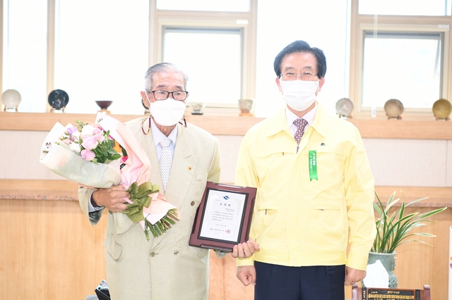 ▲ 문경시는 제24회 노인의 날을 맞이해 표창패 및 장수지팡이(청려장)를 전수했다.ⓒ문경시