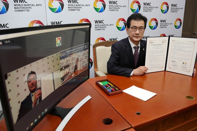 ▲ 세계무예마스터십위원회와 UC버클리대 무도연구가 WMC아카데미 설립 추진을 위한 온라인 업무협약을 14일 체결했다.ⓒ충북도