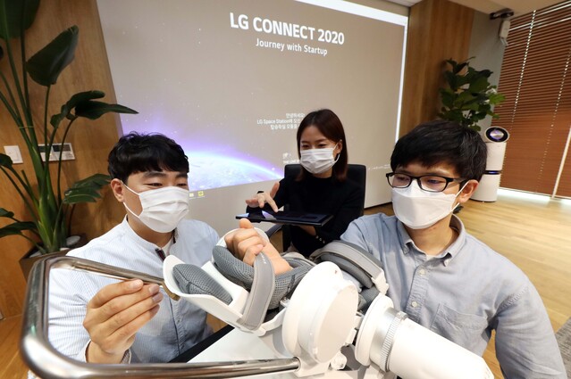 ▲ 'LG 커넥트'에 참가한 '에이치로보틱스' 관계자가 재활 보조용 로봇 수트를 시연하고 있다. ⓒLG