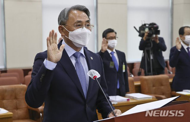 ▲ 지난 13일 국회 국방위 국정감사에 출석해 증인선서를 하는 모종화 병무청장. ⓒ뉴시스. 무단전재 및 재배포 금지.