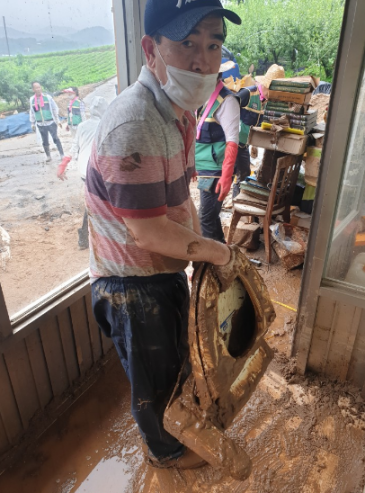 ▲ 태영호 의원이 지난 8월 충북 충주 수해복구 현장에서 봉사활동을 벌이는 모습. 흙으로 범벅이 된 모습이 언론과 네티즌의 주목을 받았다. ⓒ의원실 제공