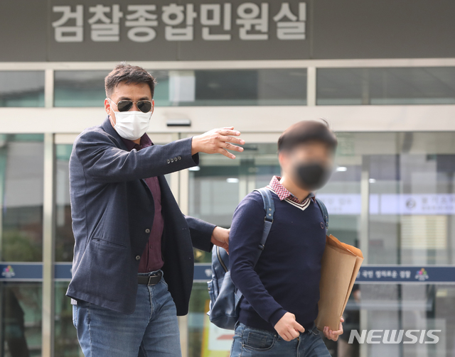 ▲ 추미애 법무부 장관 아들 서모씨 ‘휴가 미복귀 의혹’을 제기했던 카투사 당직사병 현모씨(오른쪽)가 12일 오후 서울 송파구 서울동부지방검찰청에서 추 장관 등을 명예훼손 혐의로 검찰에 고소, 소장을 접수하기 위해 김영수 국방권익연구소장과 함께 입구로 들어서고 있다. ⓒ뉴시스