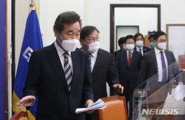 ▲ 이낙연 더불어민주당 대표, 김태년 원내대표가 14일 오전 서울 여의도 국회에서 열린 최고위원회의에 참석하고 있다. ⓒ뉴시스