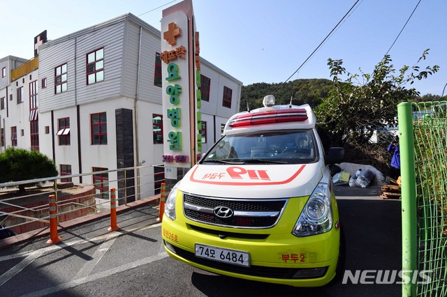 ▲ 14일 보건당국이 부산 북구 만덕동 해뜨락 요양병원에서 119구급차량을 이용해 확진환자를 격리병원으로 이송하고 있다. ⓒ