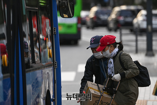 ▲ 13일 오후 서울 구로구 신도림역 인근 버스정류장에서 시민들이 마스크를 착용한 채 버스를 이용하고 있다. ⓒ박성원 기자