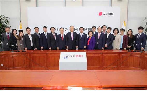 ▲ 13일 국민의힘 '북한인권 및 탈북자·납북자 위원회' 임명장 수여식 기념촬영 모습. ⓒ지성호 의원실 제공