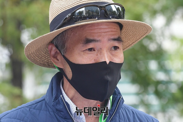 ▲ 북한 피격사망 공무원 A씨의 형 이래진씨가 14일 오후 인천 연수구 해양경찰청 앞에서 열린 '해양경찰청 정보공개청구 기자회견'에서 발언하고 있다. ⓒ권창회 기자