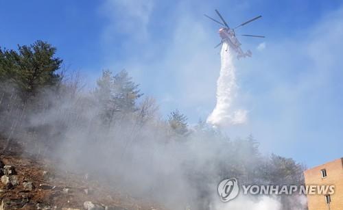 ▲ 진화작업 하는 산림 헬기.ⓒ연합뉴스