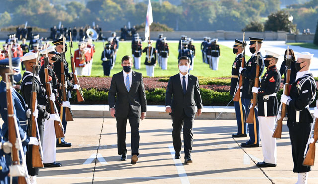 ▲ 6.25전쟁 기념공원에 참배하기 위해 들어서는 서욱 국방장관과 마크 에스퍼 미국 국방장관. ⓒ국방부 제공.