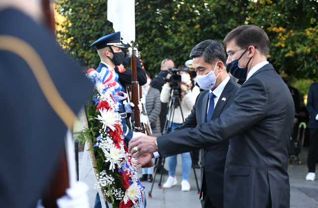 ▲ 6.25전쟁 기념공원에서 공동 헌화를 하는 한미 국방장관. ⓒ국방부 제공.
