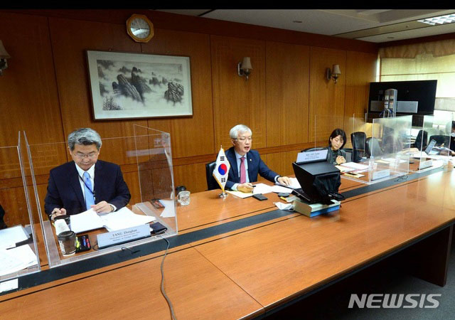 ▲ 지난 14일 화상으로 열린 한미고위급경제협의회에서 이태호 외교부 제2차관(가운데)이 자료를 읽고 있다. ⓒ뉴시스. 무단전재 및 재배포 금지.