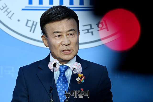 ▲ 김원웅(사진) 광복회장의 부친이 독립유공자로 선정된 근거가 '소설책'이라는 의혹이 15일 국회 정무위원회 국정감사장에서 제기됐다. ⓒ박성원 기자