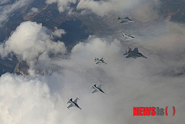 ▲ 한국 공군 주력 전투기 F-15K, F-16, FA-50, F-4의 편대 비행. 2015년 소어링 이글 훈련 당시 모습이다. ⓒ뉴시스. 무단전재 및 재배포 금지.