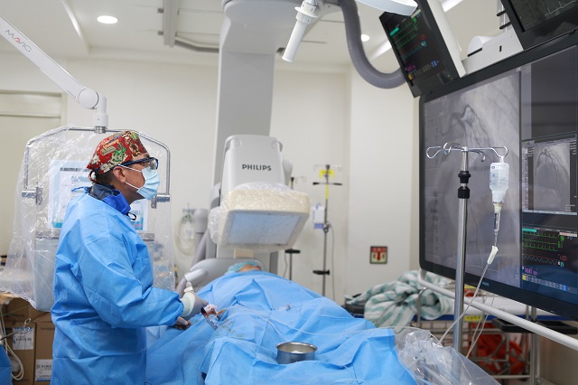 ▲ 세명기독병원 심장내과 전문의가 심혈관조영촬영을 하고 있다.ⓒ세명기독병원