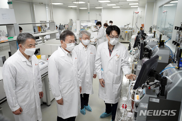 ▲ 문재인 대통령이 15일 오후 코로나19 백신 개발 기업 현장방문의 일환으로 경기 성남 소재의 SK바이오사이언스를 방문했다. ⓒ뉴시스