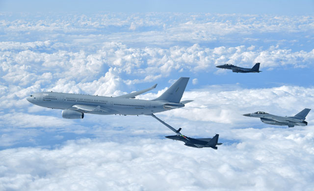 ▲ F-15K에 급유를 하는 KC-330 시그너스 공중급유기. ⓒ공군 제공
