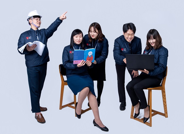 ▲ 영덕군 ‘블루시티 영덕’ 이미지 근무복 사진.ⓒ영덕군