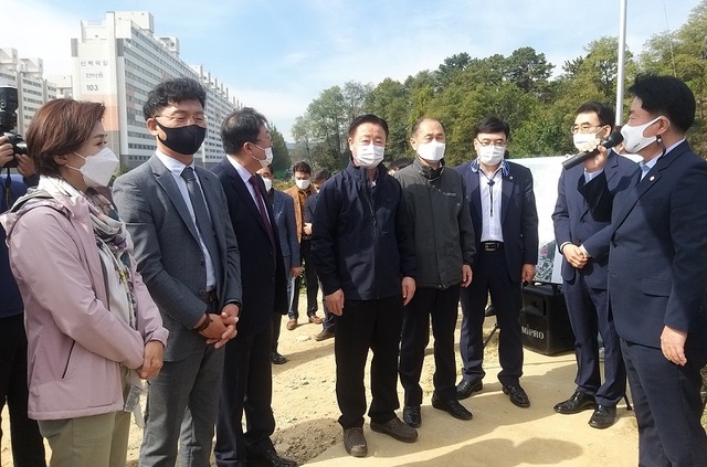 ▲ 충북도의회 행정문화위원회 위원들이 15일 제천시 신백동 도 자치연수원 이전 대상지를 방문해 설명을 듣고 있다.ⓒ충북도의회