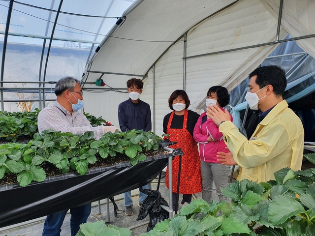 ▲ 가천초등학교는 지난 15일 가천초등학교 마을도서관 건립공사 현장에서 성주군수, 도의원 및 기관단체장, 학부모 등이 참석한 가운데 공사의 시작을 알리는 기공식을 개최했다.ⓒ성주군