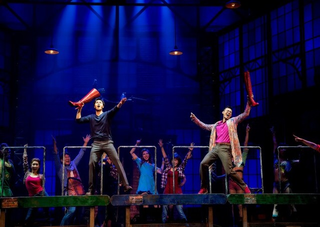 ▲ 뮤지컬 '킹키부츠'의 'EVERYBODY SAY YEAH' 장면.ⓒCJ ENM.