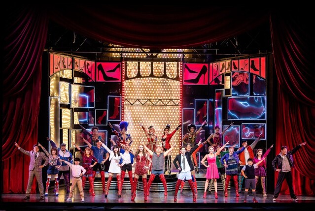 ▲ 뮤지컬 '킹키부츠'의 'Rasie You Up' 장면.ⓒCJ ENM