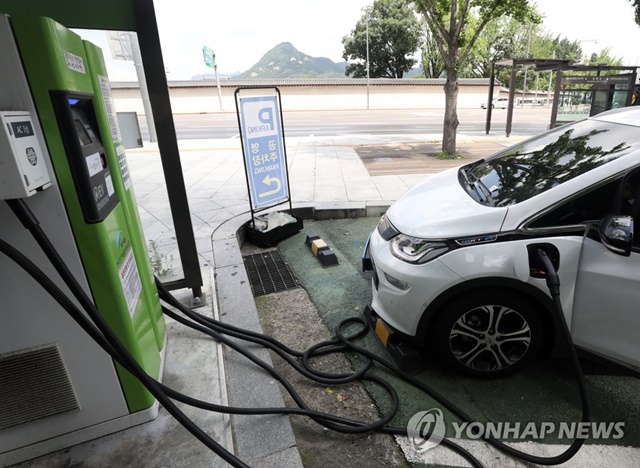 ▲ 서울 종로구 한 전기차 충전소에서 배터리를 충전하고 있는 전기차. ⓒ연합뉴스