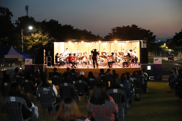 ▲ 대구대학교(총장 김상호)는 대학혁신지원사업의 일환으로 지난 10월 14일 오후 6시 성산홀(본관) 잔디광장에서 유명 지휘자 함신익이 이끄는 심포니 송 오케스트라와 함께 클래식 공연을 마련했다.ⓒ대구대