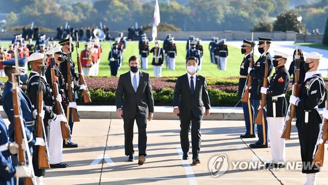 ▲ 제52차 한미안보협의회(SCM) 참석차 미국을 방문 중인 서욱 국방부 장관이 지난 14일(현지시각) 마크 에스퍼 미국 국방부 장관과 함께 워싱턴DC에 있는 6·25전쟁 참전 기념공원을 방문해 헌화행사를 하고 있다. ⓒ국방부 제공/연합뉴스