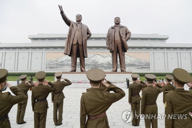 ▲ 북한 군인들이 지난달 9일 '조선민주주의인민공화국 창건 72돌'(9·9절)을 맞아 평양 만수대 언덕에 있는 김일성·김정일 동상을 향해 거수경례를 하고 있다. ⓒ평양 교도=연합뉴스