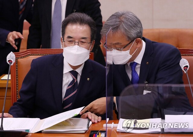 ▲ 이성희 농협중앙회장(왼쪽)과, 장철훈 농업경제 대표이사가 16일 서울 여의도 국회에서 열린 농림축산식품해양수산위원회의 농협중앙회, 농협금융지주 등에 대한 국정감사에 출석, 대화하고 있다ⓒ연합뉴스