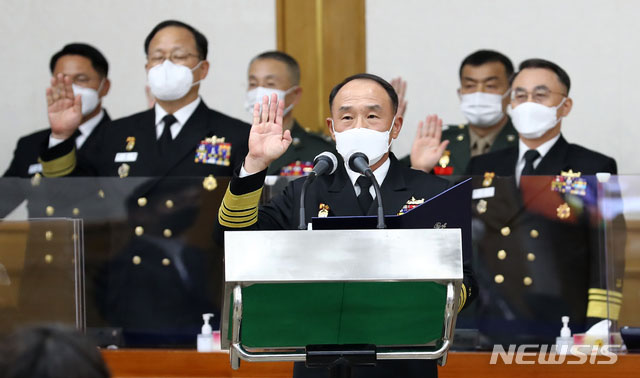 ▲ 15일 계룡대 해군본부 국정감사에서 증인선서를 하는 부석종 해군참모총장과 해군 관계자들. ⓒ뉴시스. 무단전재 및 재배포 금지.