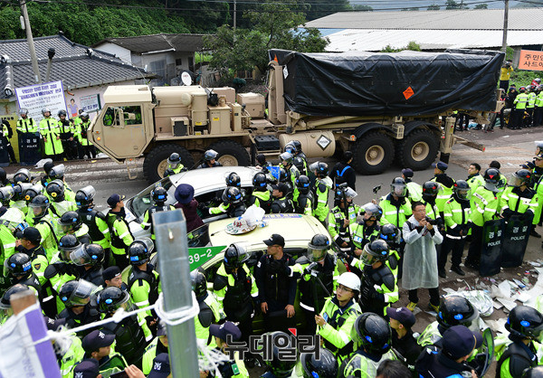 ▲ 경북 성주 주둔지로 향하는 사드 포대 운반차량. 시위대가 진입로를 막고 있다. ⓒ뉴데일리 DB.