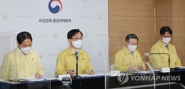 ▲ 강성천 중기부 차관이 16일 '복수의결제 도입' 방안에 대해 설명하고 있다. 왼쪽부터 김태현 금융위 사무처장, 강성천 중소벤처기업부 차관, 김용범 기재부 1차관, 권기섭 고용노동부 고용정책실장 ⓒ연합뉴스 제공