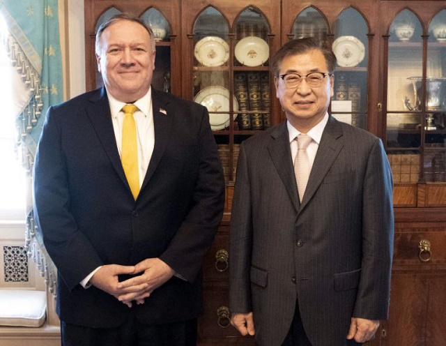 ▲ 서훈 국가안보실장과 마이크폼페이오미국 국무장관이 15일(현지시간) 오후 미국 워싱턴DC 국무부에서 면담을 시작하기 전 기념촬영을 하고 있다. ⓒ청와대