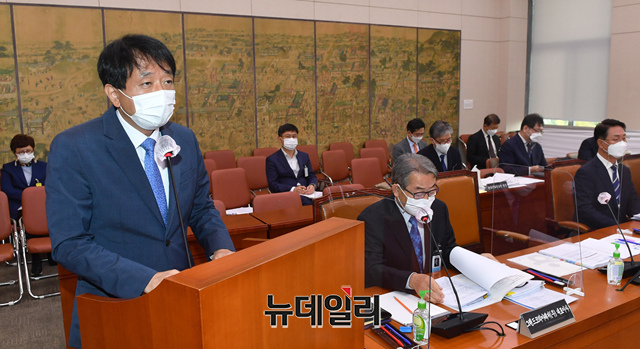 ▲ 안영배 한국관광공사 사장이 16일 오전 국회에서 열린 문화체육관광위원회의 한국관광공사 등에 대한 국정감사에 출석해 업무보고를 하고 있다. (사진=공동취재단)ⓒ이종현 기자