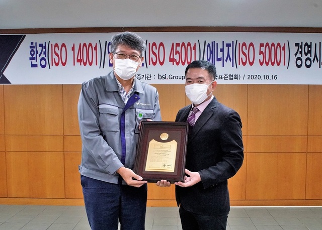 ▲ 최삼영 동국제강 인천공장장이 송경수 BSI Korea 대표로부터 ISO 14001, 45001, 50001 시스템 인증서를 받고 있다.ⓒ동국제강
