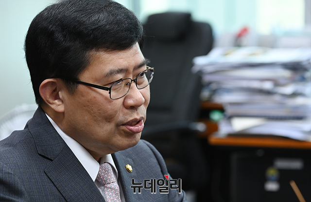 ▲ 지난 14일 국회의원회관에서 본지와 만난 윤창현 국민의힘 의원.ⓒ박성원 기자