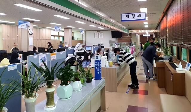 ▲ 영천시는 15일 12월 11일까지 ‘2020년 세외수입 체납액 일제정리 기간’으로 정하고 세외수입 체납액 징수에 적극 나선다. 사진은 영천시 세정과.ⓒ영천시