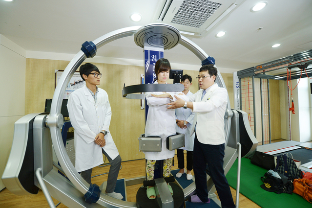 ▲ 2021학년도 수시1차 모집에서 최고 경쟁률을 보인 물리치료과의 실습장면.ⓒ대구보건대