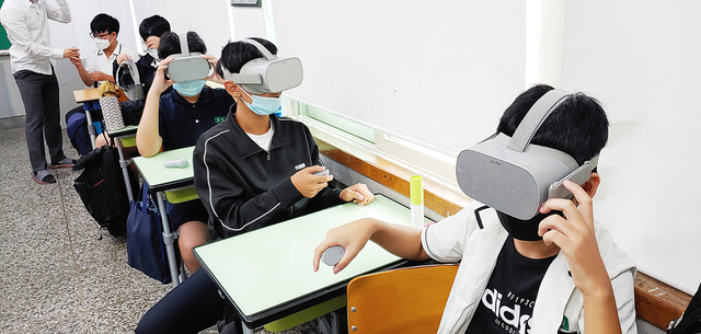 ▲ VR 체험중인 영천중학교 학생들.ⓒ대구한의대